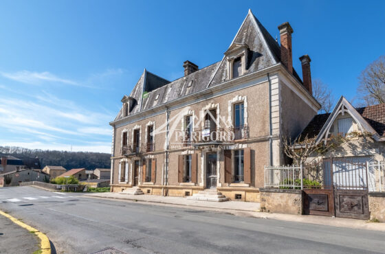 À RÉNOVER - MAISON BOURGEOISE DANS VILLAGESituée dans un charmant village