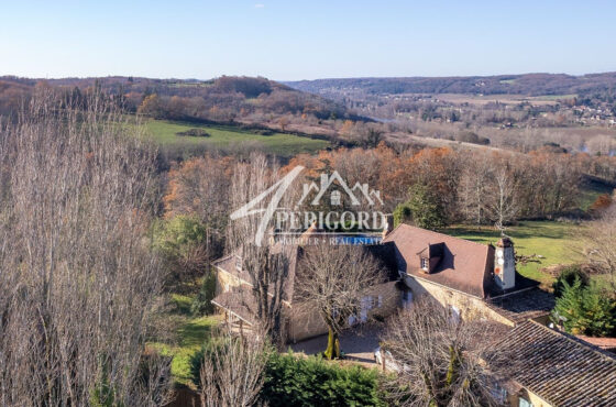 PROPRIETE GITE OFFRANT 3 MAISONS EN PIERRE. PISCINE. PIGEONNIER1ère maison : 146 m². Salon/ Séjour. Cuisine. 3 chambres. 2 SDB/SDD. 2WC. Terrasse couverte