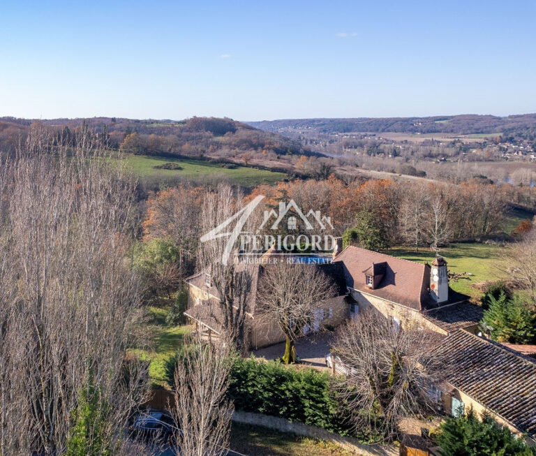 PROPRIETE GITE OFFRANT 3 MAISONS EN PIERRE. PISCINE. PIGEONNIER1ère maison : 146 m². Salon/ Séjour. Cuisine. 3 chambres. 2 SDB/SDD. 2WC. Terrasse couverte