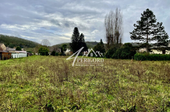 Sous compromis : AU COEUR DU VILLAGE DE LALINDE Idéalement situé proche des commerces et du centre-ville