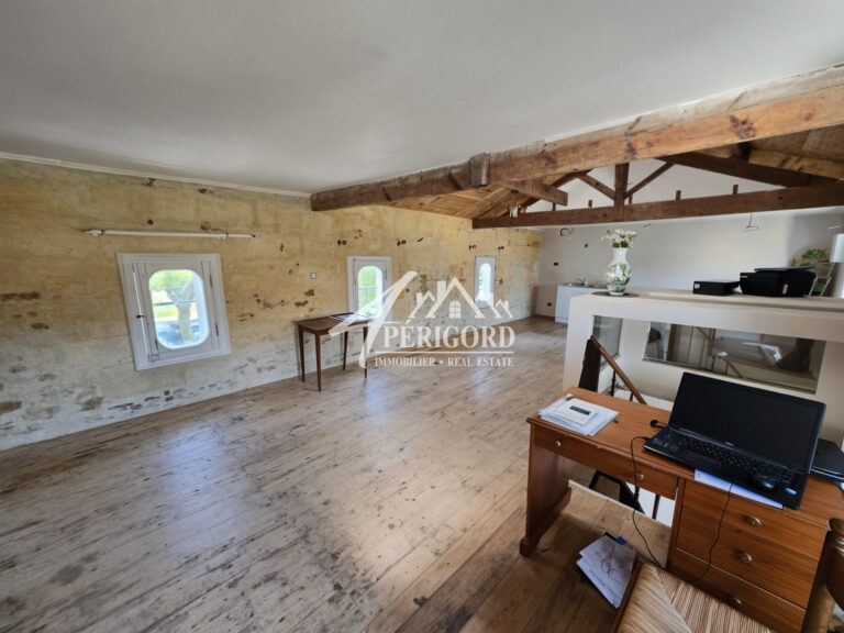 Appartement 4 chambres – 112 m² – Terrasse – En plein cœur de LalindeAppartement 4 chambres avec terrasse – Centre de LalindeSitué au 2ᵉ et dernier étage