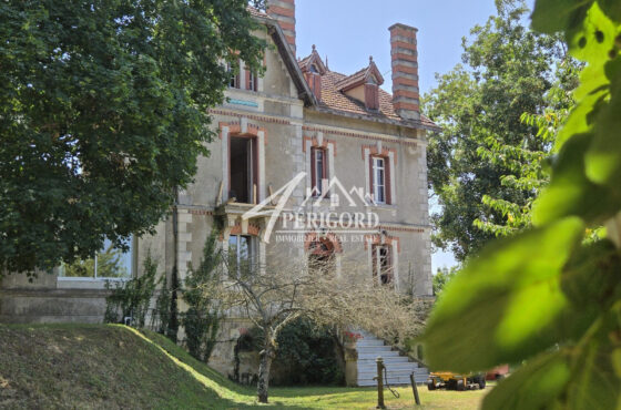 Sous compromis : SOUS OFFRELalinde – Maison Bourgeoise de 1902 avec Vue sur la Dordogne268 m² habitables – 12 pièces – 8 chambres – 6 salles d’eau – Terrain de 7 620 m² – PiscineSituée dans un environnement calme et privilégié