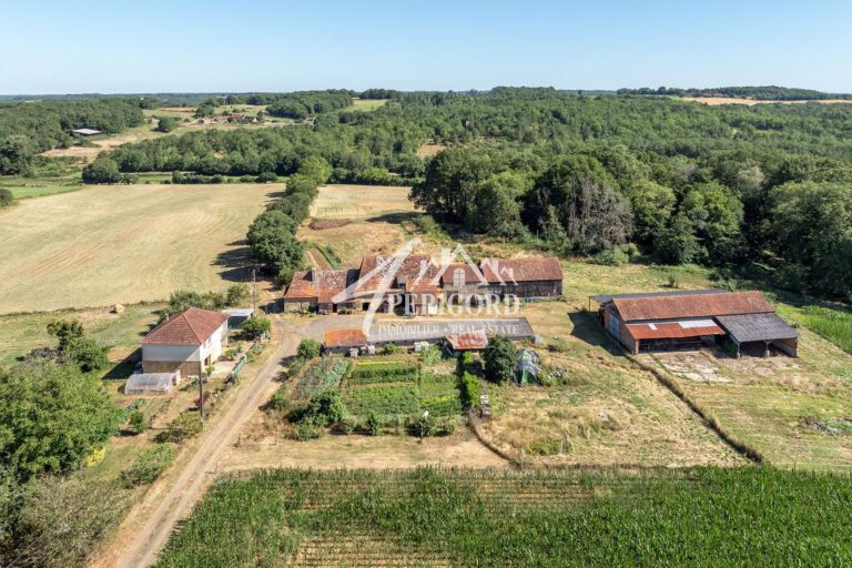 Sous compromis : SOUS COMPROMISCorps de ferme à rénover – Deux habitations + dépendances – En pleine nature