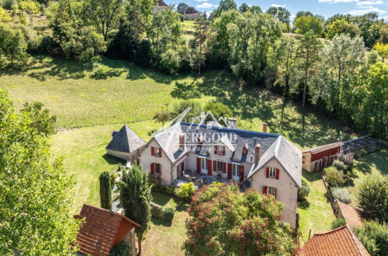 MAISON BOURGEOISE DU XVIIIe SIÈCLE – 227 m² HABITABLES + 130m² DÉPENDANCES – 1