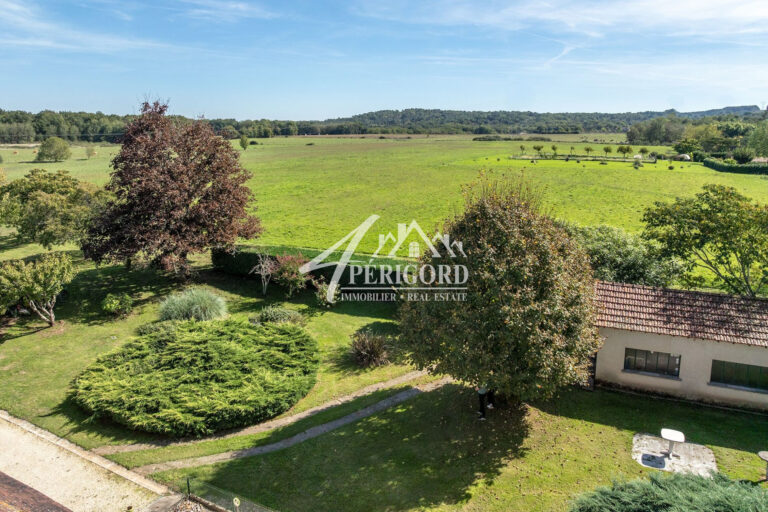 ENTRE BERGERAC ET LALINDE À vendre – FERME à rénover avec dépendances et 4.6 hect de terrain –Située dans le charmant village