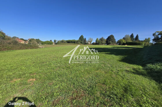 Vue sur les Collines.Terrain Constructible de 2800 m². Offrant une vue imprenable..Ce terrain