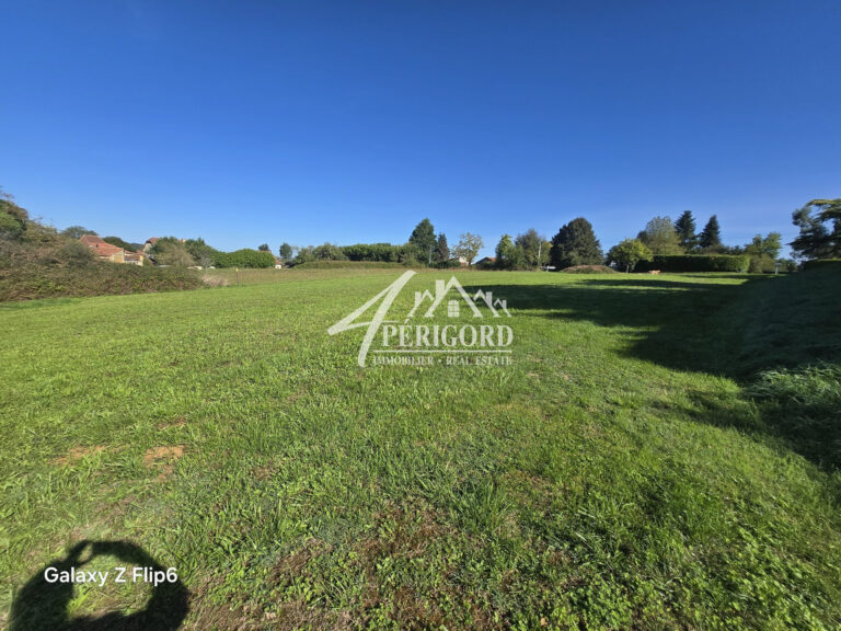 Terrain Constructible de 2800 m² avec Vue Exceptionnelle sur les Collines Localisation : Environnement calme et naturel Surface : 2 800 m² Permis de construire accordé Non viabilisé (raccordements à prévoir) Terrain piscinable Vue imprenable sur les collines Orientation idéale pour une construction lumineuseCe magnifique terrain offre un cadre de vie rare