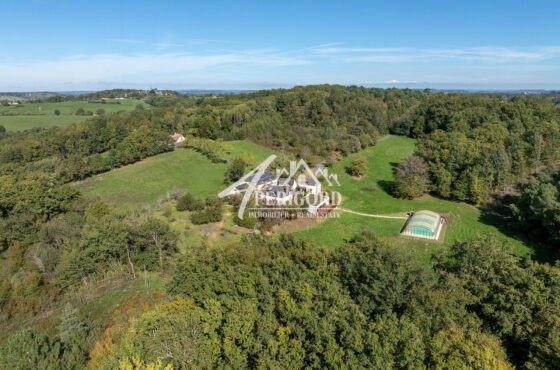 EXCLUSIVITE   Domaine d’exception sur 26 ha – 6 Gîtes à développer – Fort rendement – Châtres (24120)Ensemble immobilier de charme situé en pleine nature